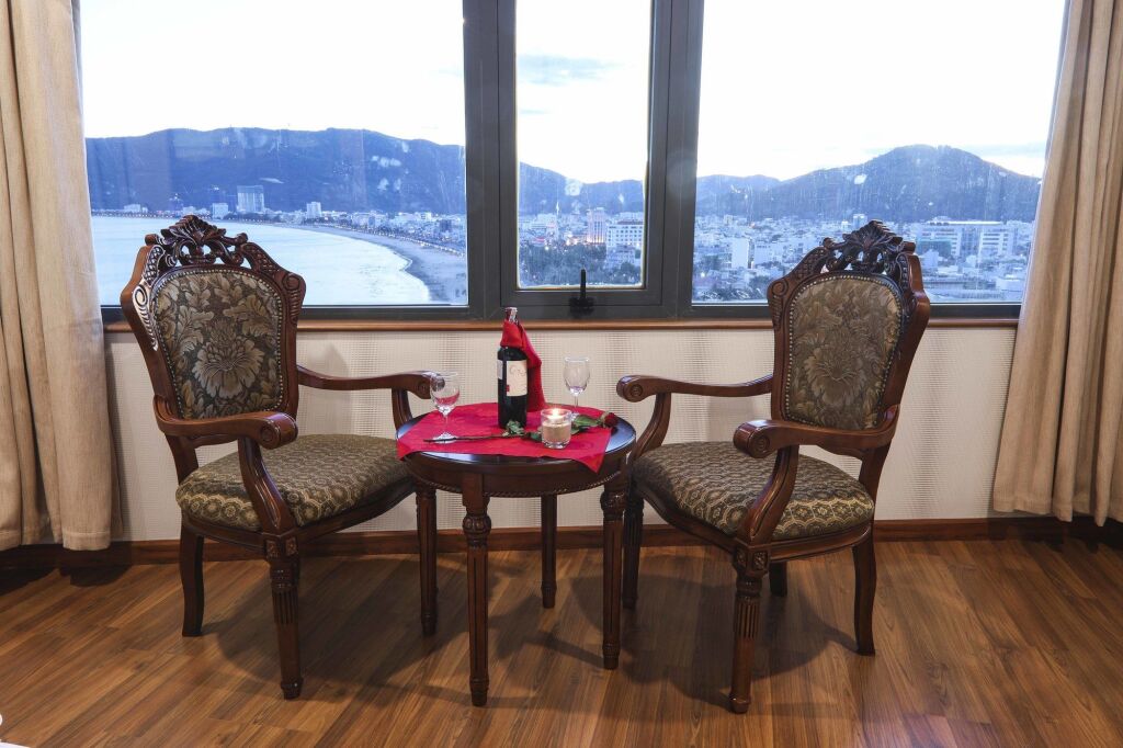 Куинён: Huong Viet Hotel Quy Nhon - Beachfront