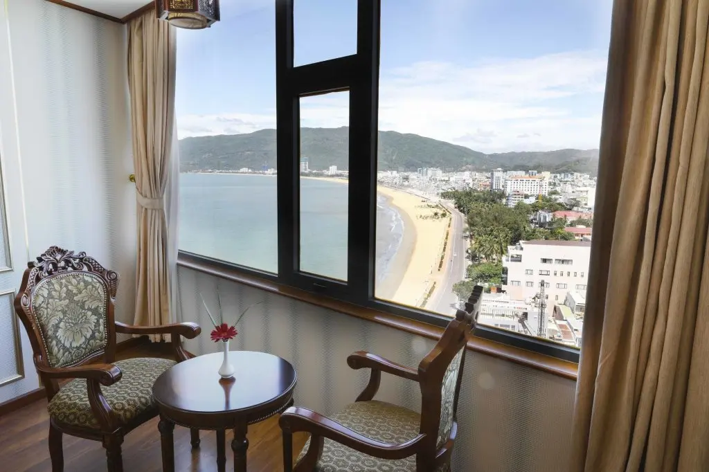 Куинён: Huong Viet Hotel Quy Nhon - Beachfront
