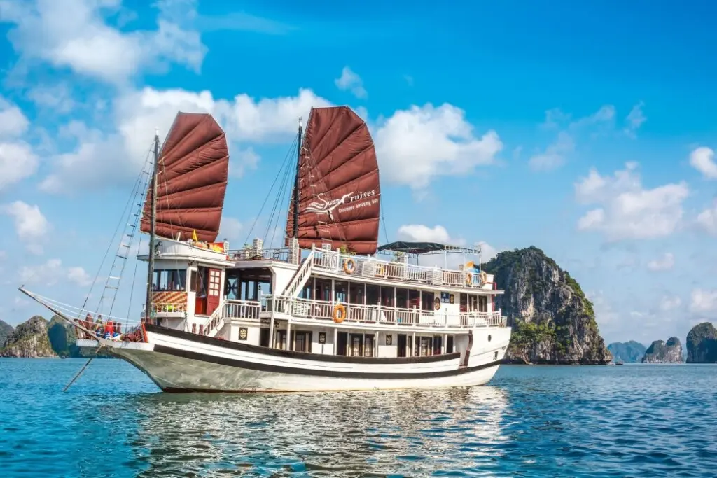 Халонг: Legend White Dolphin Cruise