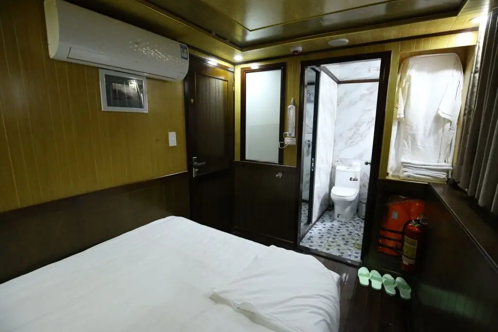 Халонг: Legend White Dolphin Cruise