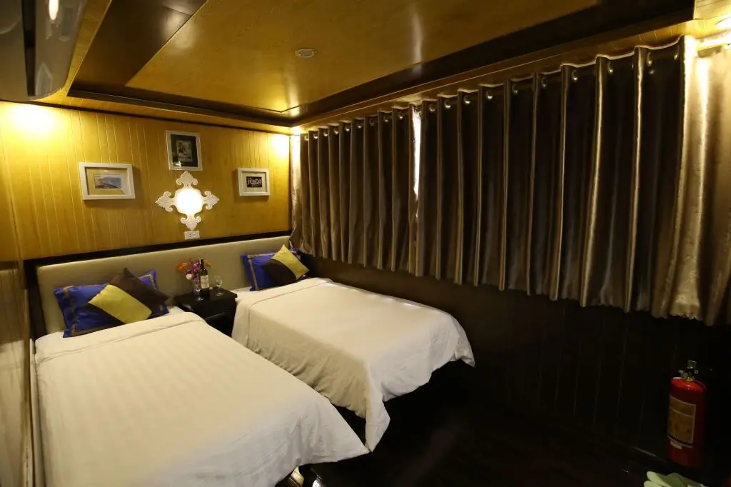 Халонг: Legend White Dolphin Cruise