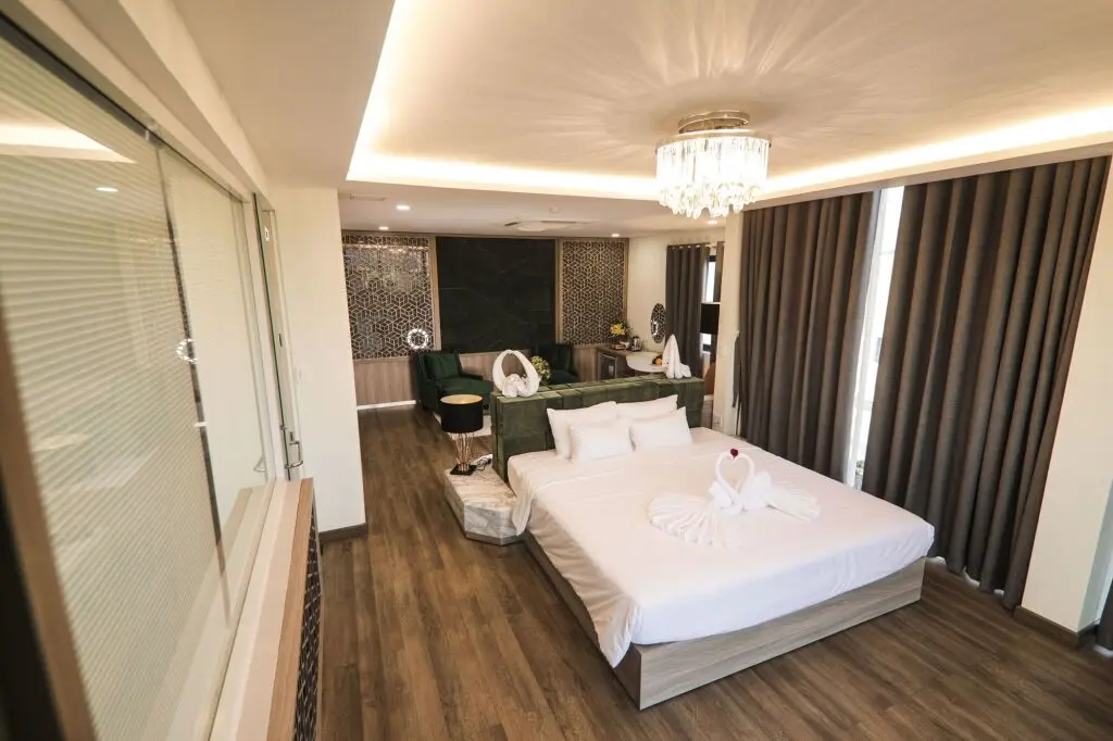 Куинён: Lake View Hotel