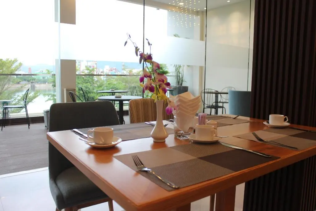 Куинён: Lake View Hotel