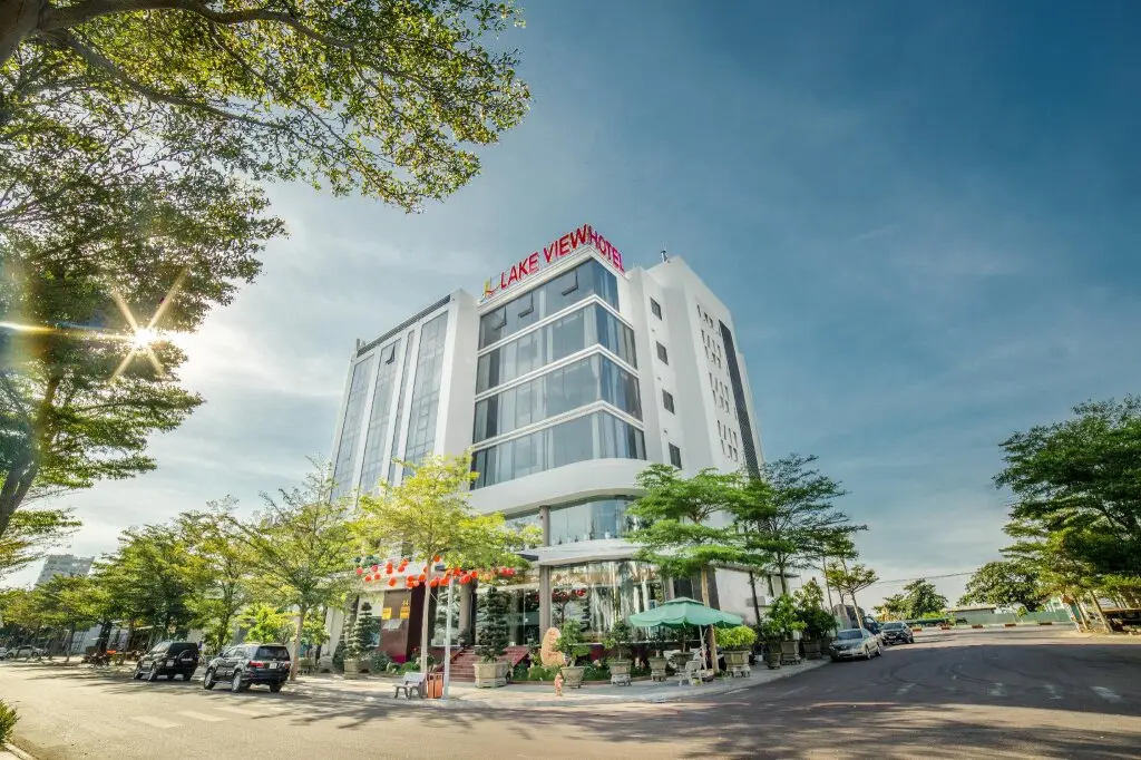 Куинён: Lake View Hotel