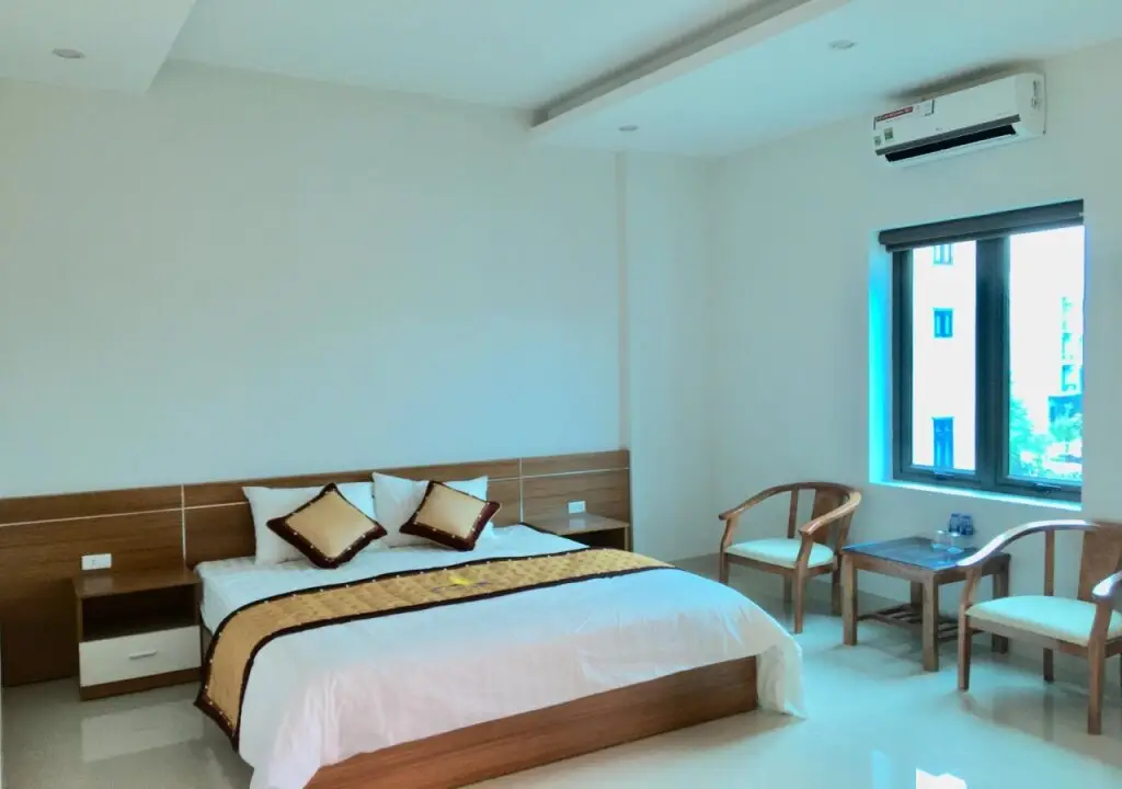 Бакнинь: Sunshine Hotel