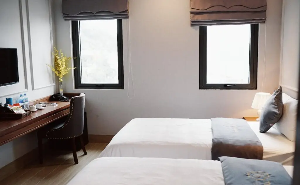 Халонг: The Confetti Hotel