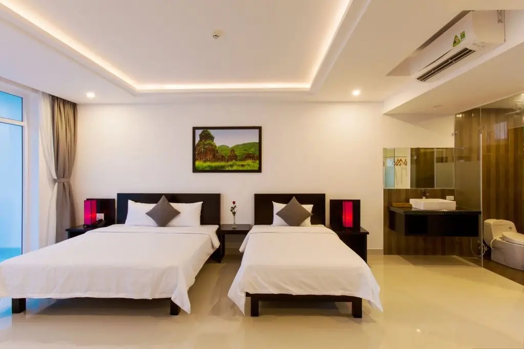 Хойан: Riverside White House Hotel