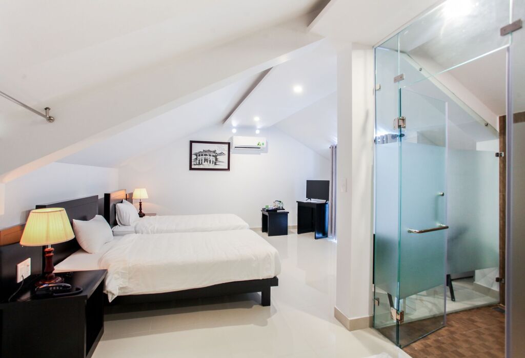 Хойан: Riverside White House Hotel