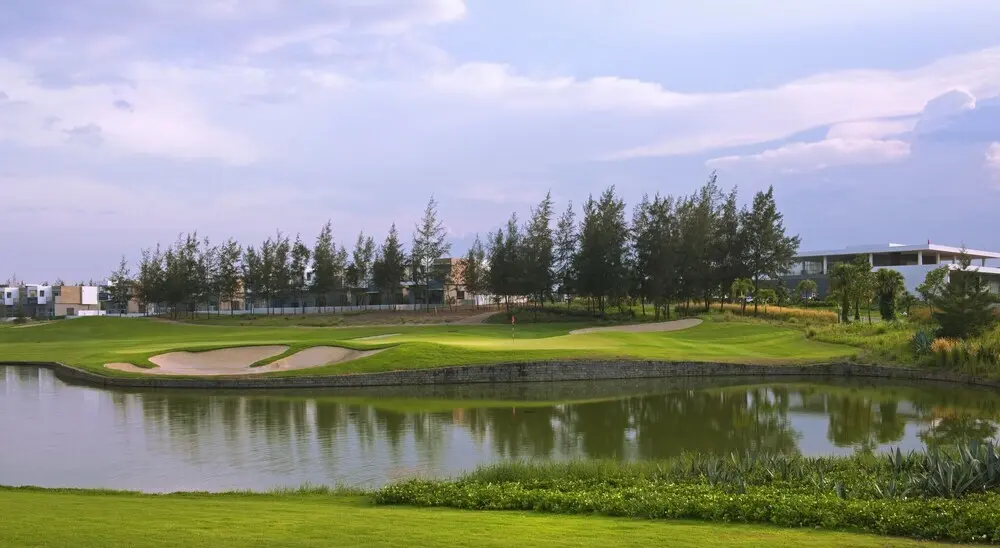 Диенбан: Montgomerie Links Hotel & Villas