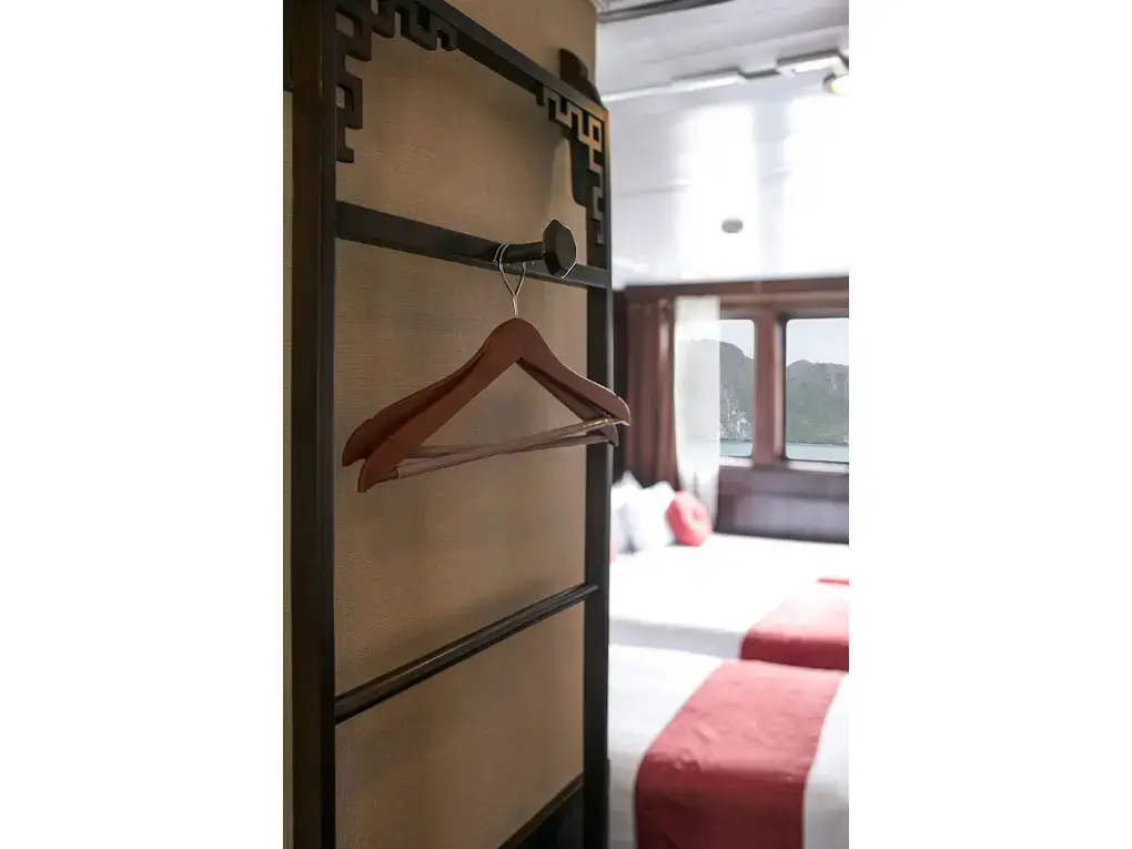 Халонг: Halong Majestic Legend Cruise
