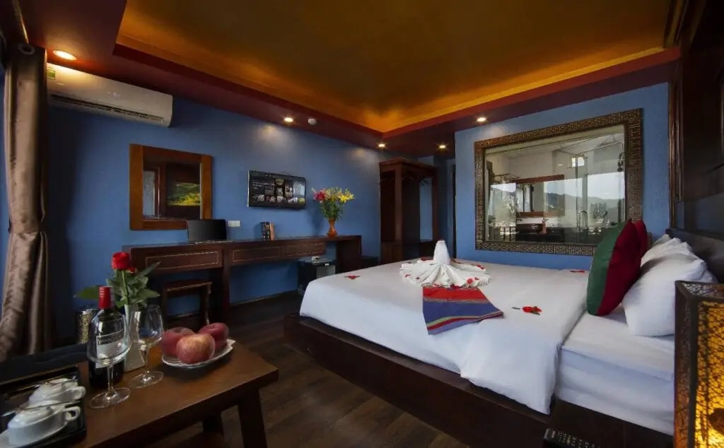Шапа: Saparis Hotel