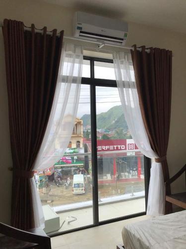 Мак Чау: Ben's Hotel