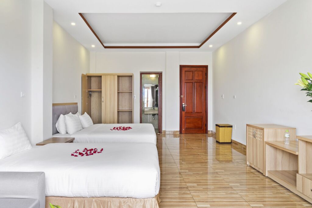 Бакнинь: Hello Hotel