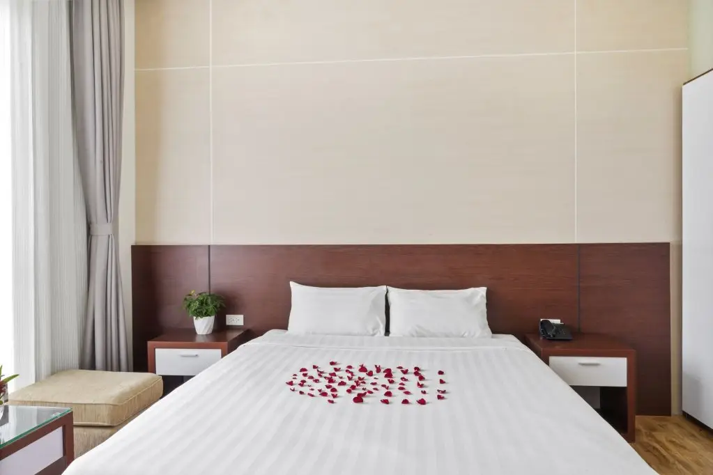 Бакнинь: Hello Hotel