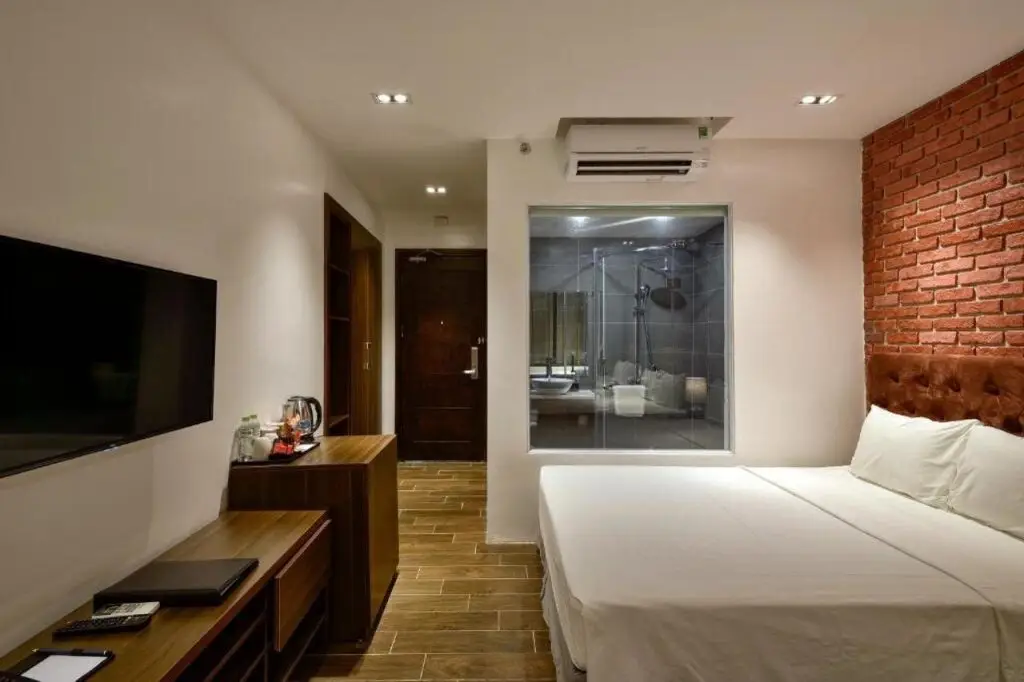 Шамшон: The Marron Hotel
