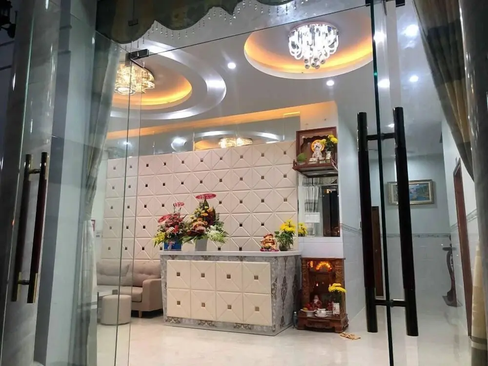 Ла-Джи: Khách Sạn Bảy Tâm - Khách Sạn Gần Dinh Thầy Thím
