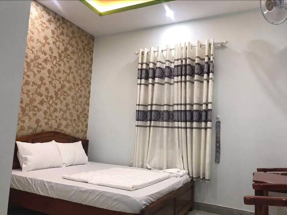 Ла-Джи: Khách Sạn Bảy Tâm - Khách Sạn Gần Dinh Thầy Thím
