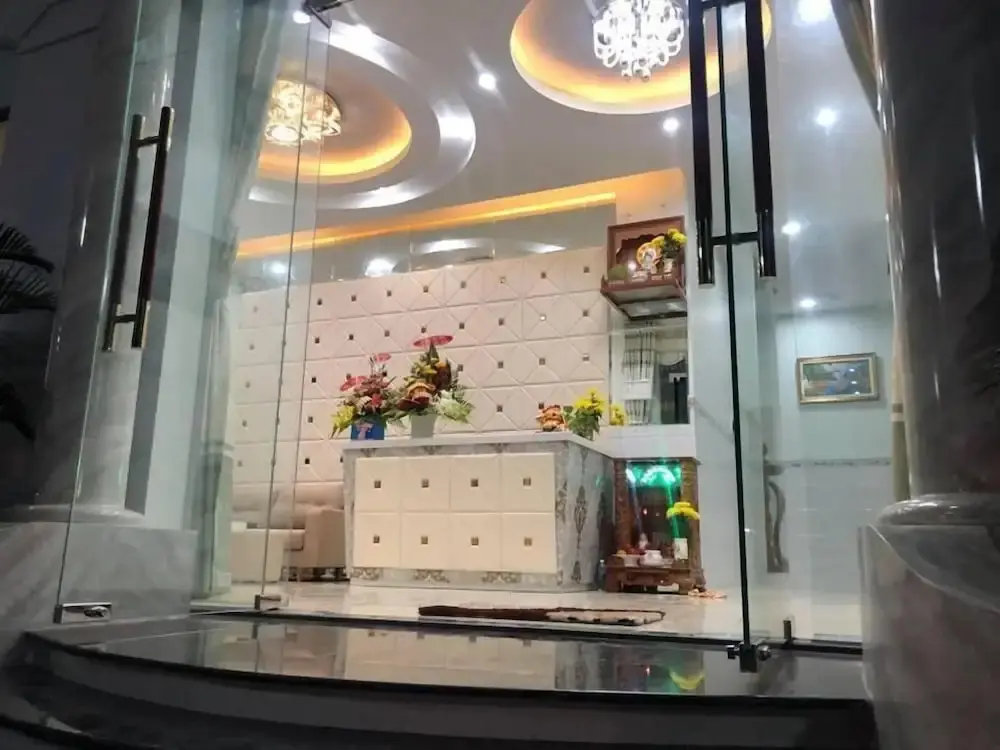 Ла-Джи: Khách Sạn Bảy Tâm - Khách Sạn Gần Dinh Thầy Thím