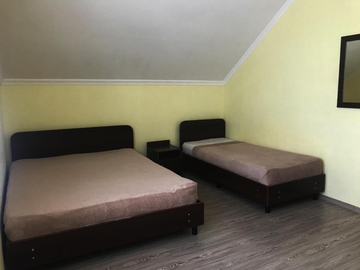 Кучугуры: Guest house Lazurnyy