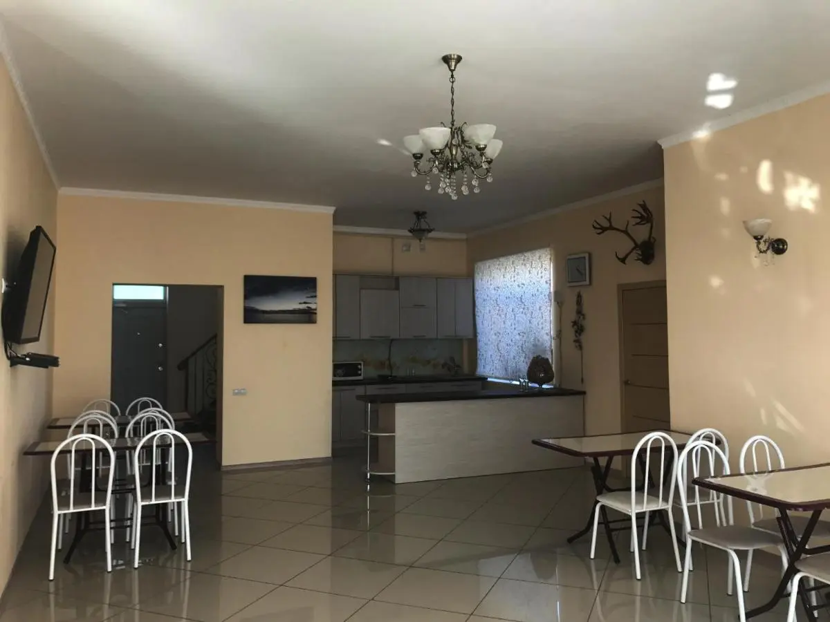 Кучугуры: Guest house Lazurnyy