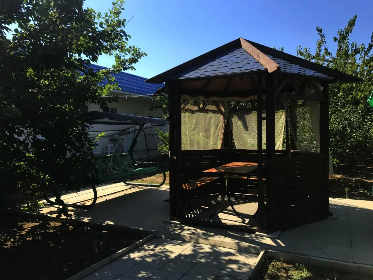 Кучугуры: Guest house Lazurnyy