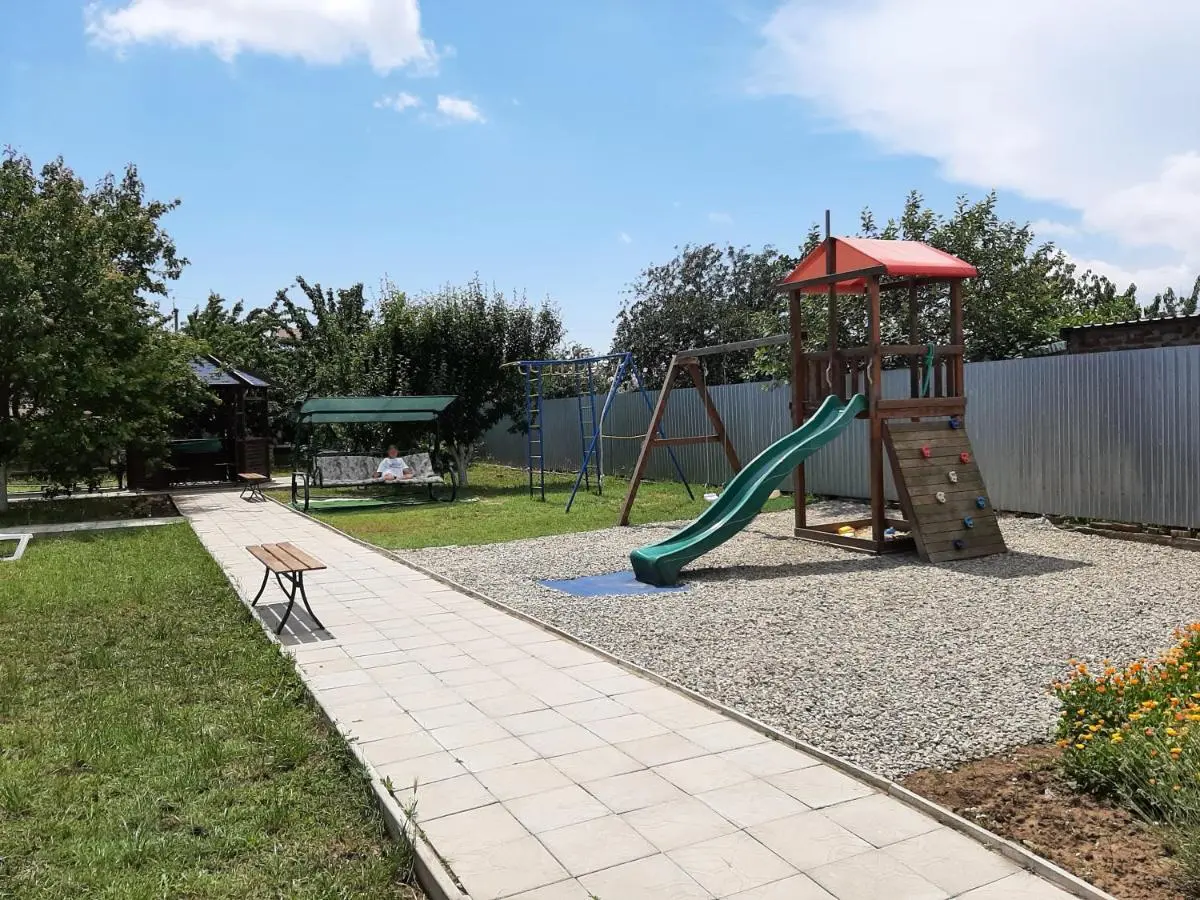 Кучугуры: Guest house Lazurnyy