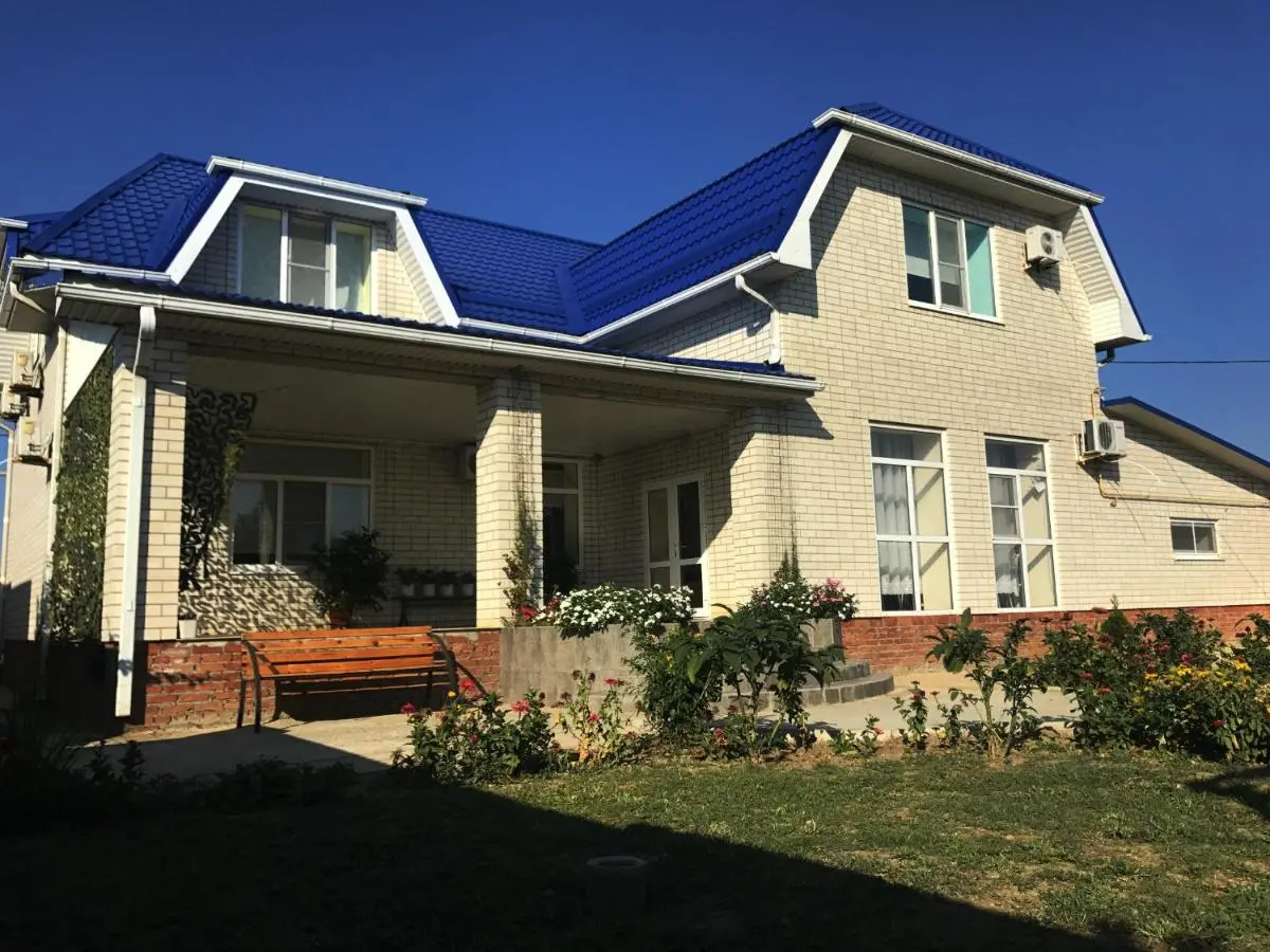 Кучугуры: Guest house Lazurnyy