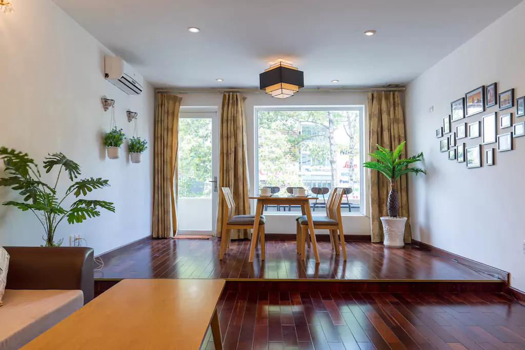 102sqm WOODEN APT with 2BR in Ben Thanh — фото 1