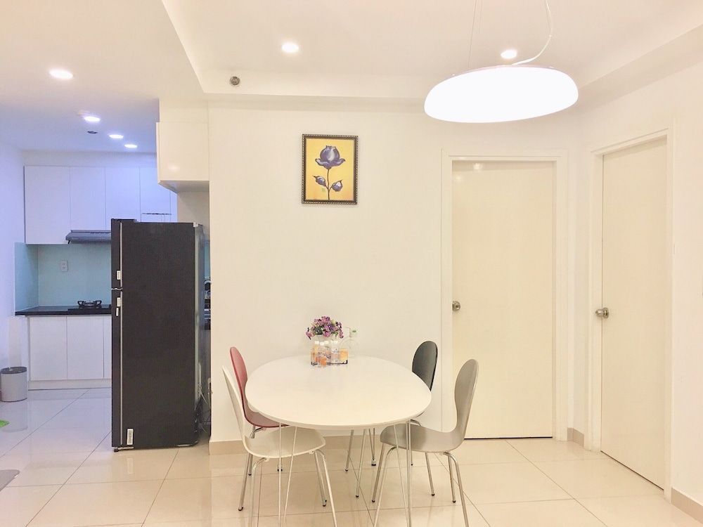 Хошимин: Modern Apartment in Scenic Valley Phu My Hung D7