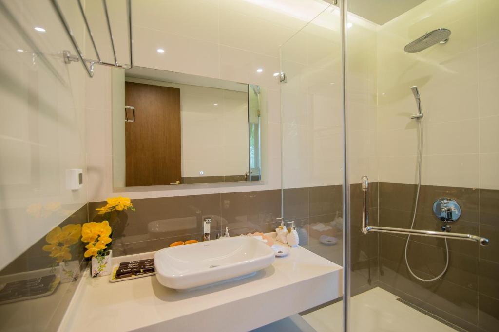 Дананг: Five Stars 5 Bedrooms And 1 Movie Room Beachfront