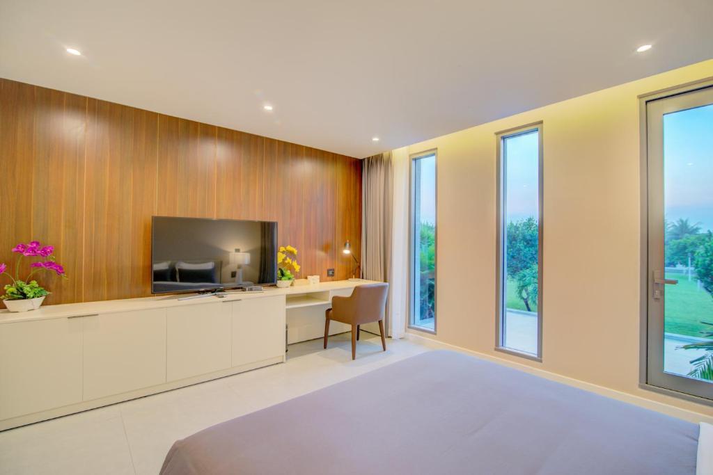 Дананг: Five Stars 5 Bedrooms And 1 Movie Room Beachfront