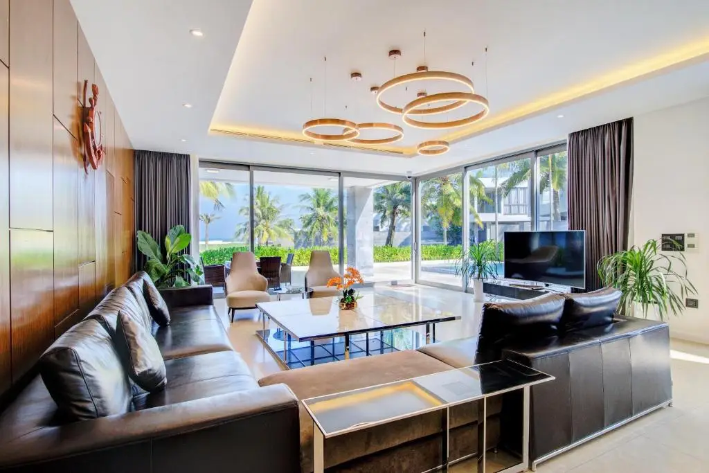 Дананг: Five Stars 5 Bedrooms And 1 Movie Room Beachfront