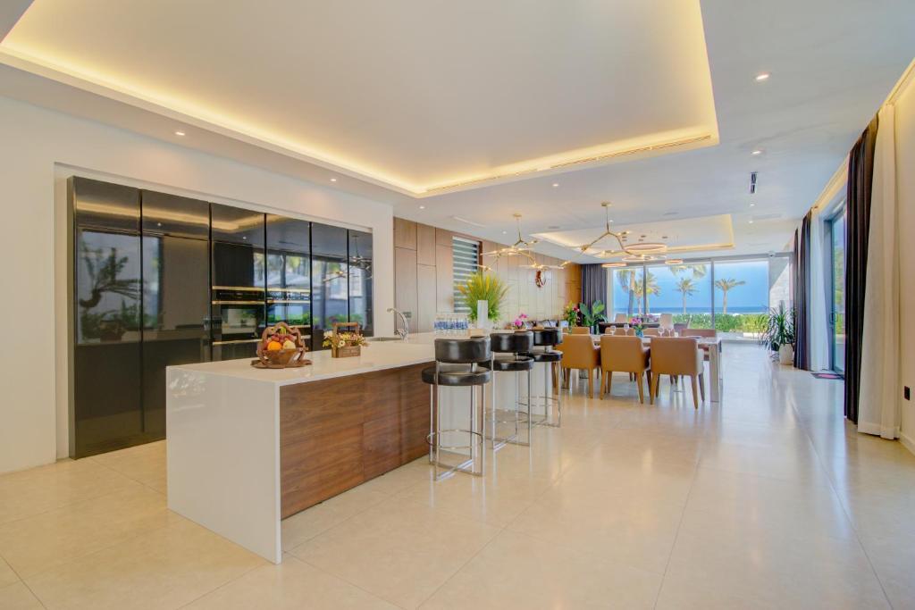 Дананг: Five Stars 5 Bedrooms And 1 Movie Room Beachfront