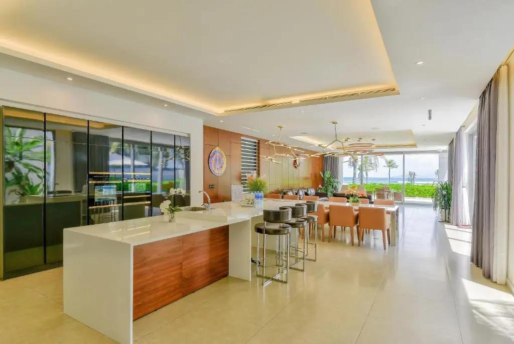 Дананг: Five Stars 5 Bedrooms And 1 Movie Room Beachfront