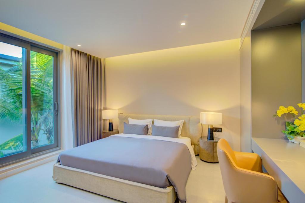 Дананг: Five Stars 5 Bedrooms And 1 Movie Room Beachfront