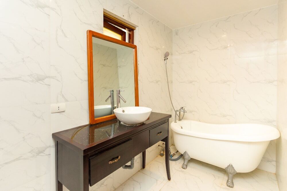 Ханой: Aisha Hotel And Apartment by OYO Rooms