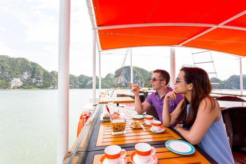 Халонг: L'Azalee Classic Day Cruise 4,5 hours