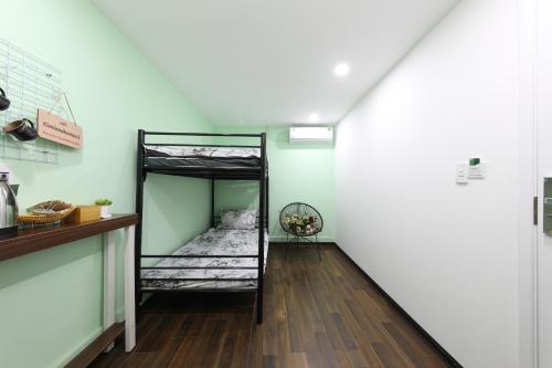 Ханой: GREENY PRIVATE ROOM 100m to Hanoi Train Station