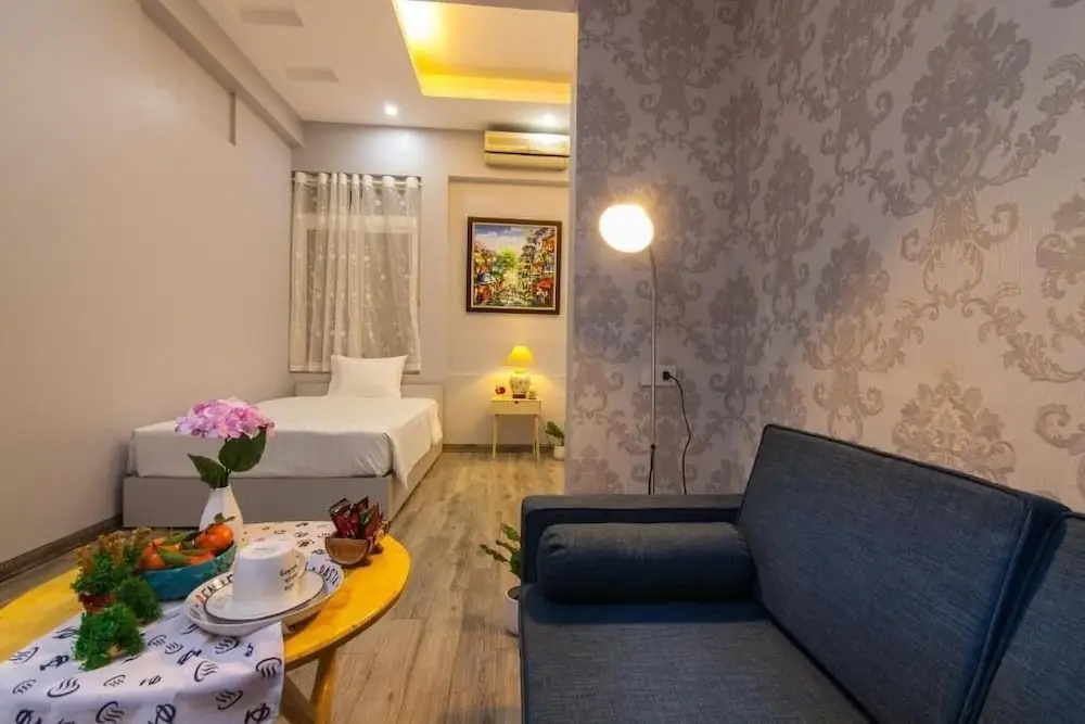 Ханой: The Art - Hung Viet near Truc Bach lake