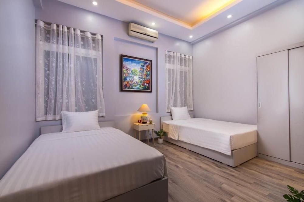 Ханой: The Art - Hung Viet near Truc Bach lake