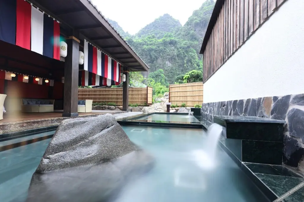 Халонг: Yoko Onsen Quang Hanh