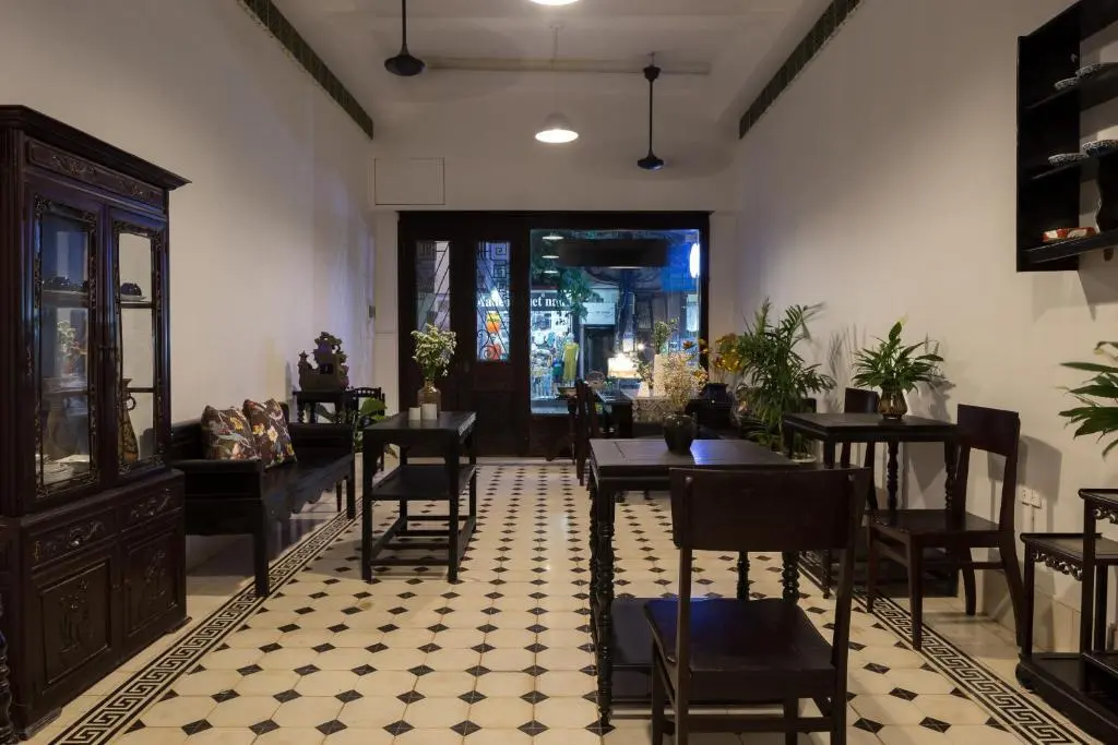 Ханой: Centraltique Downtown - Bespoke Colonial House Near Hoan Kiem Lake