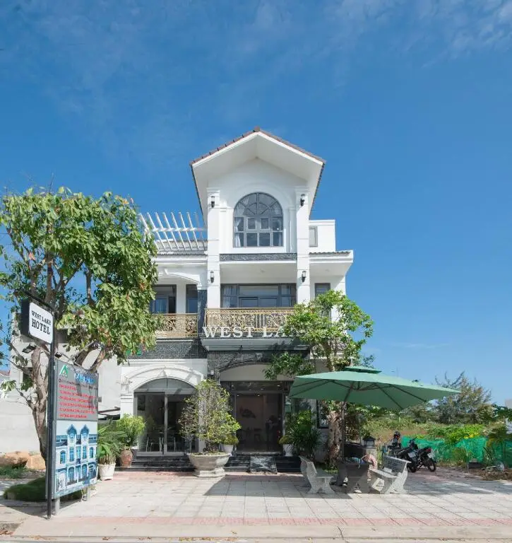 Кам Лам: Westlake Hotel
