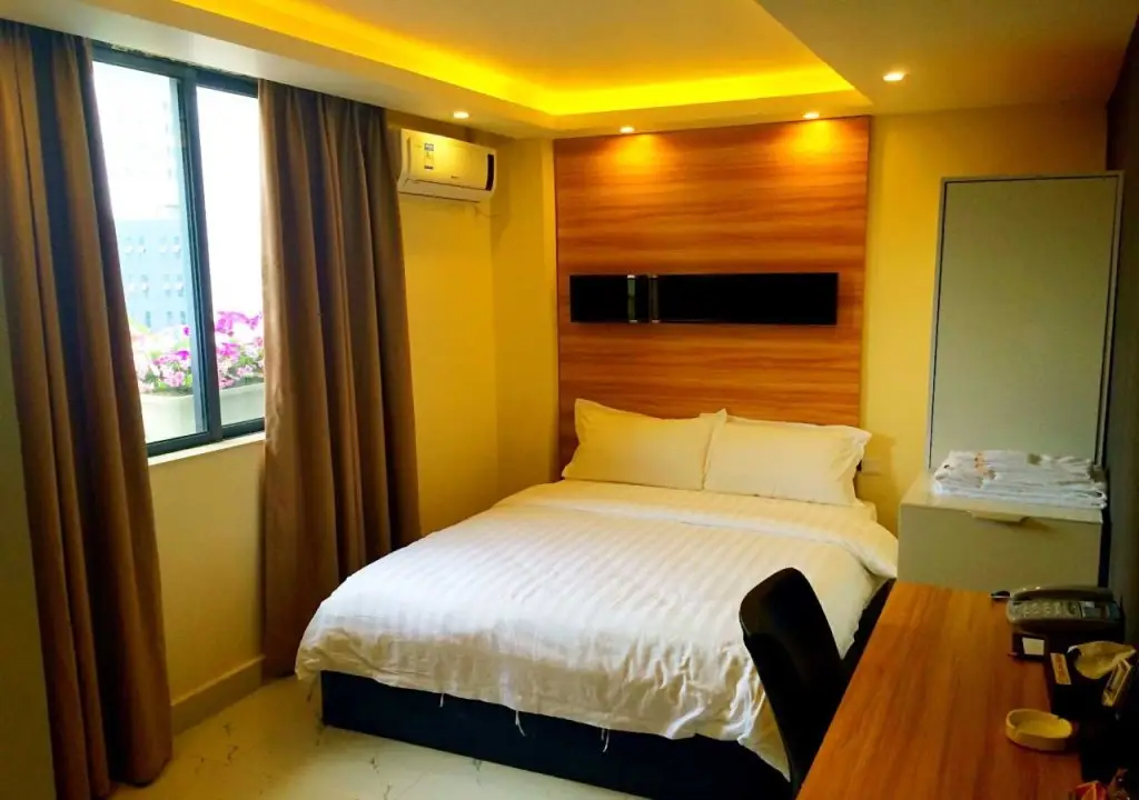 Чжухай: Lizhou Hotel (Gongbei Port Light Rail Station)