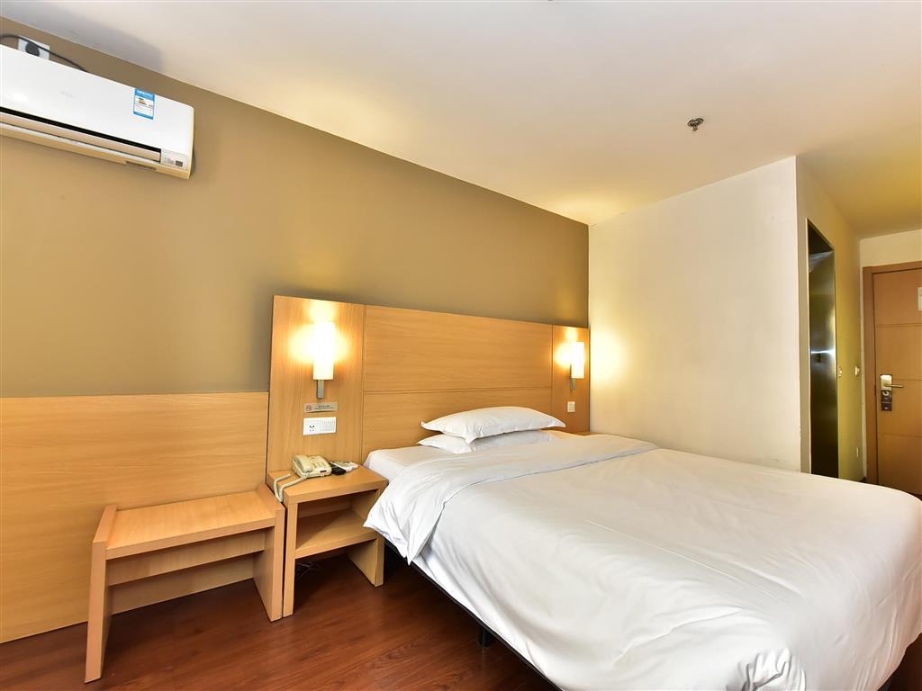 Нинбо: Ibis Ningbo Tianyi Square