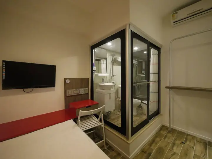 Гонконг: Panda's Hostel - Hot Dog Bus