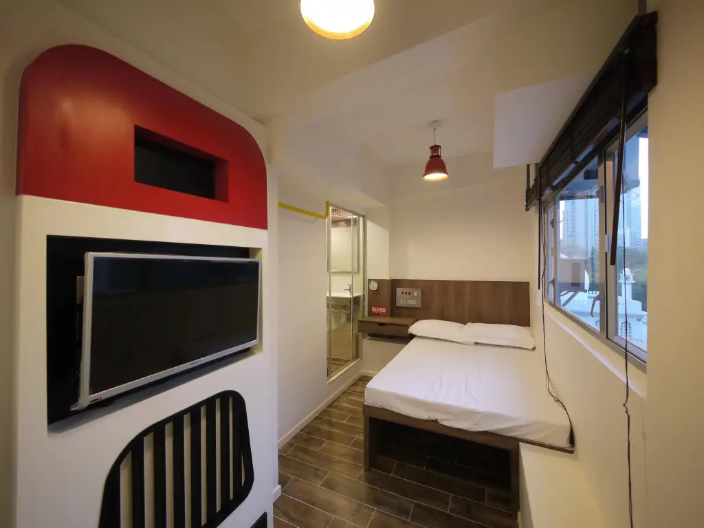 Гонконг: Panda's Hostel - Hot Dog Bus