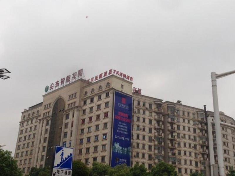 7Days Inn Wuhan Guanggu Walking Street Baoli Garden Branch — фото 1