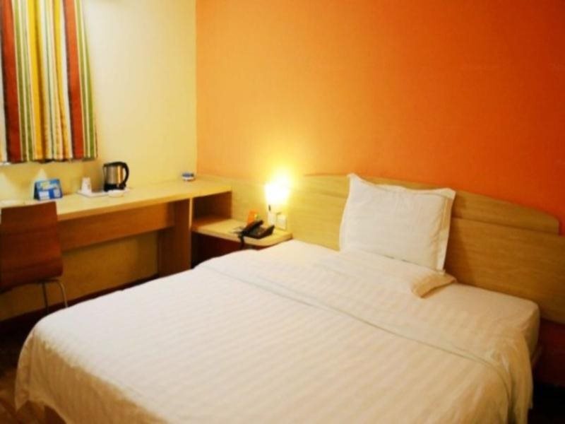 Нинбо: 7Days Inn Ningbo Tianyi Square