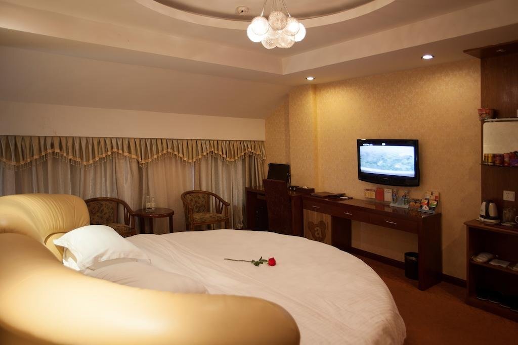 Yiwu Luck Bear Hotel — фото 1